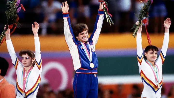 Mary Lou Retton es la primera estadounidense en ganar una medalla de oro olímpica en la competición de gimnasia all-around .