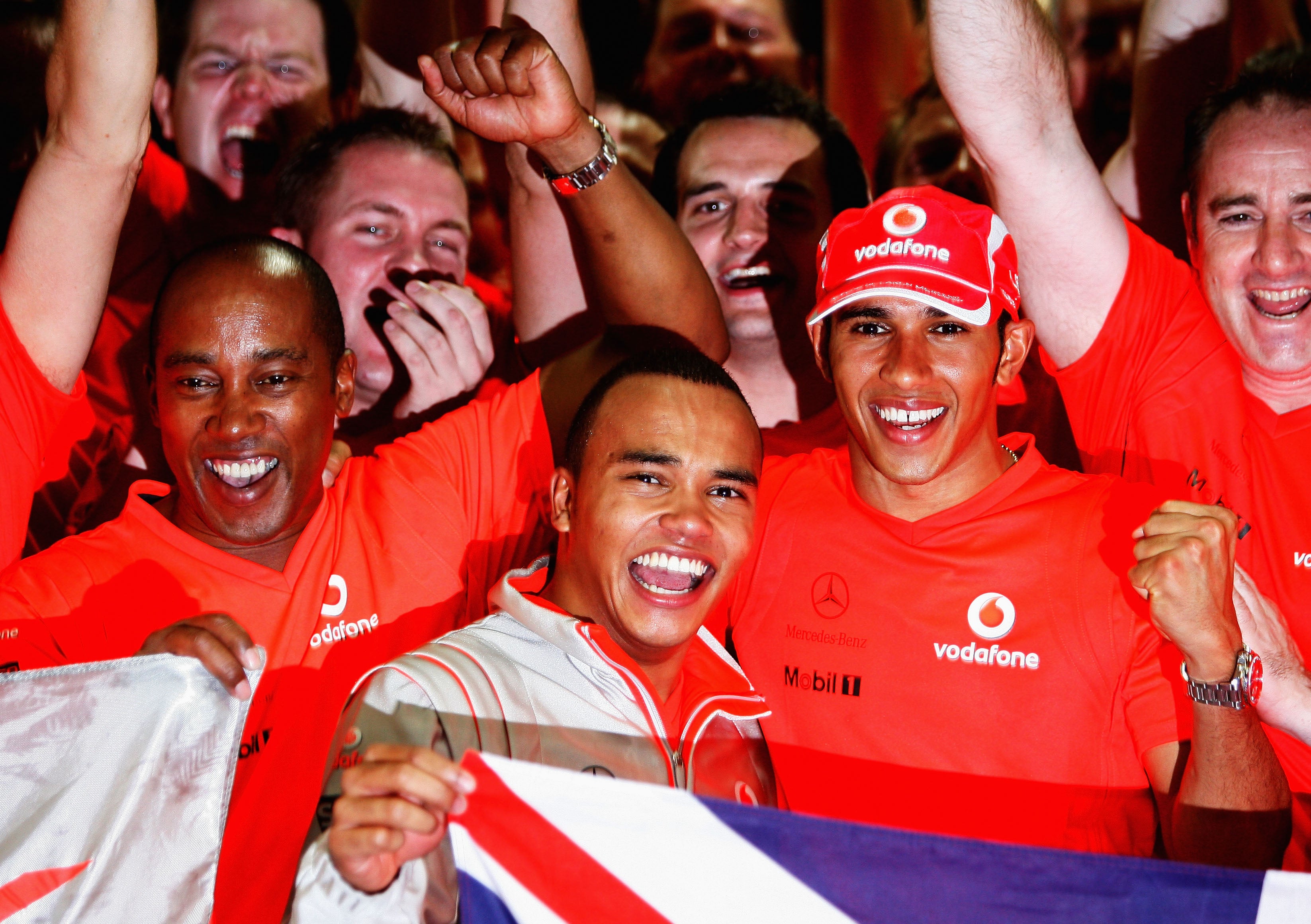 Nicolas Hamilton junto con su hermano y su padre el día que Lewis ganó el campeonato mundial de F1 en 2008