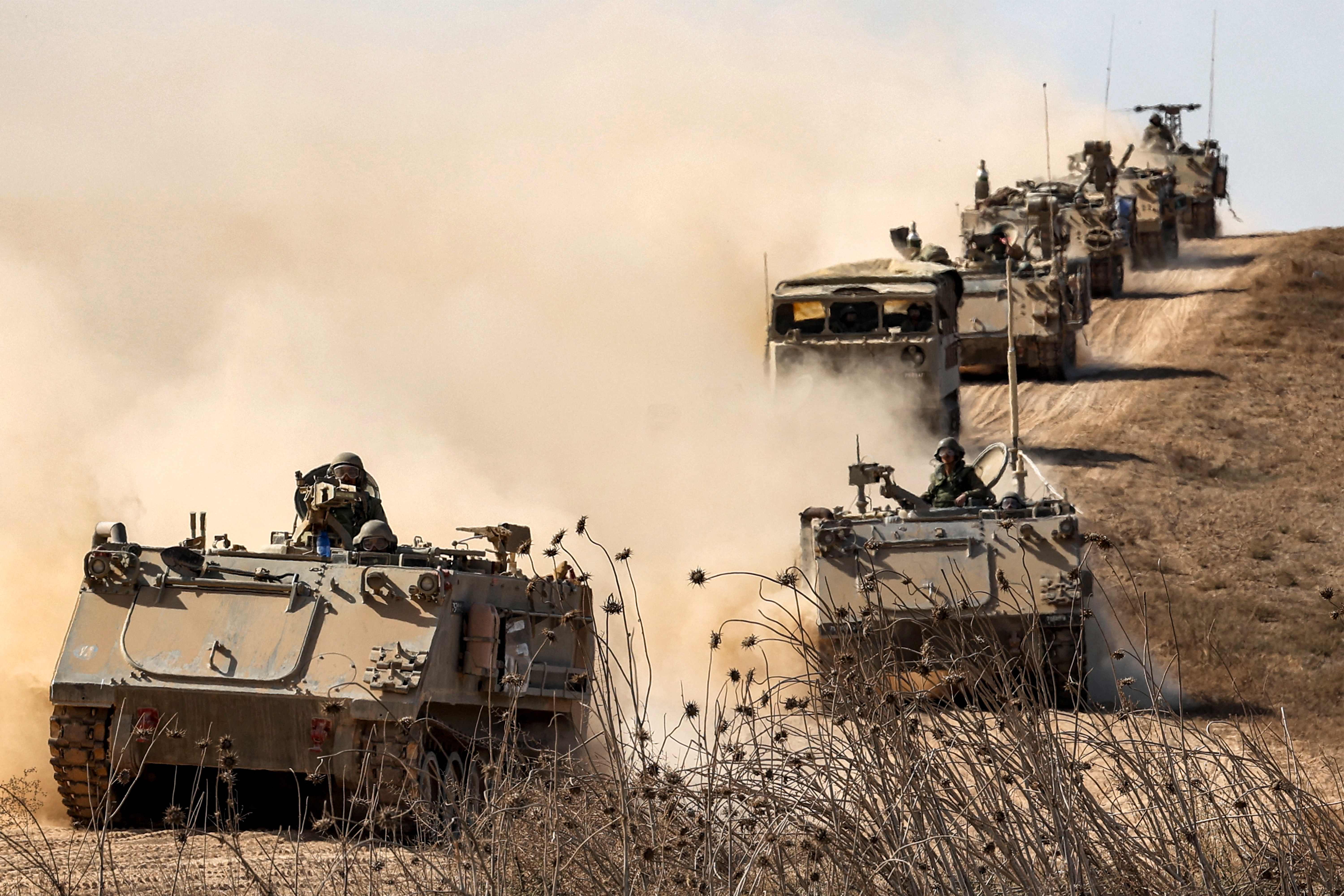 Vehículos de combate de infantería del ejército israelí desplegados a lo largo de la frontera con la Franja de Gaza, en el sur de Israel