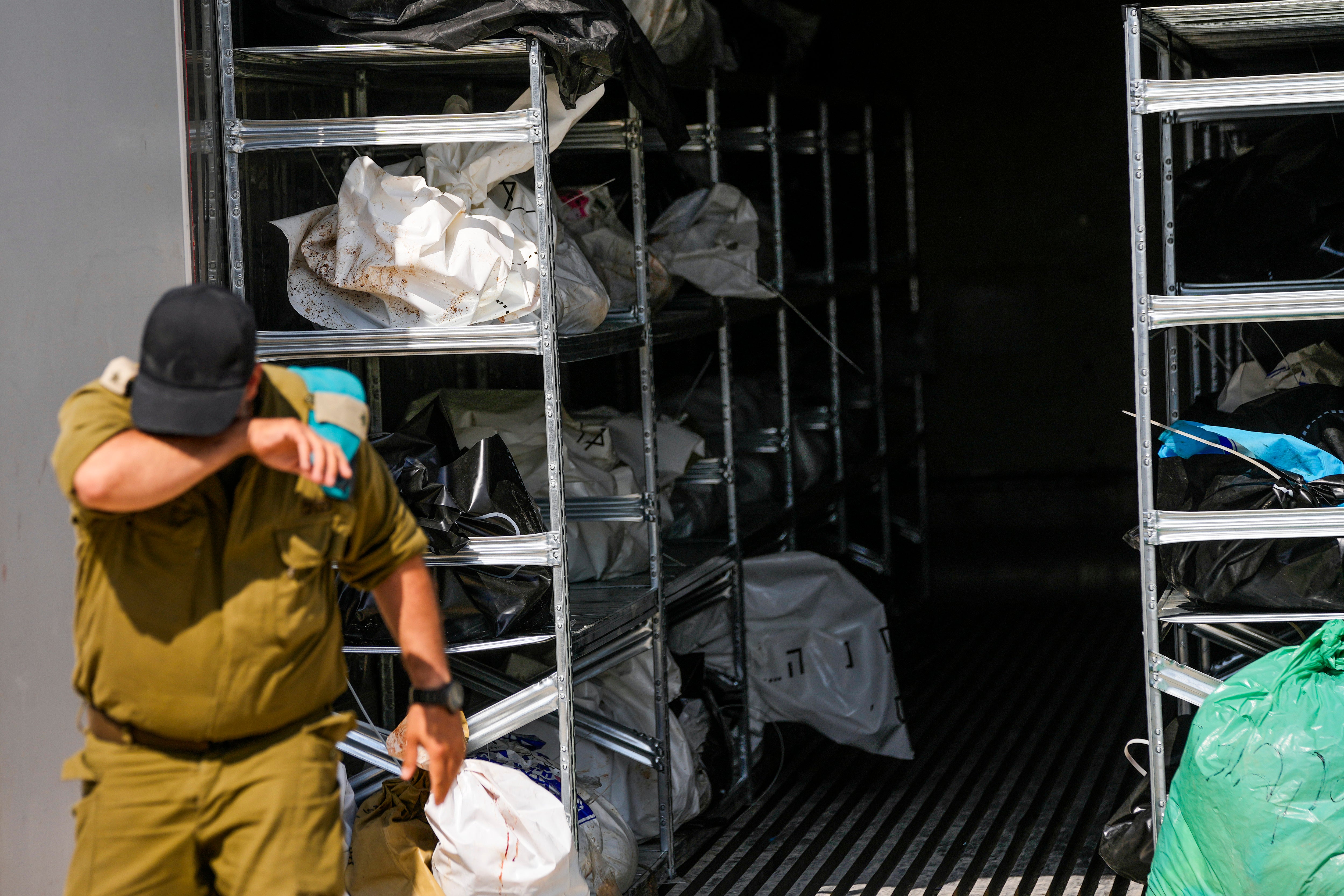 ISRAEL-PALESTINOS-IDENTIFICANDO A LOS MUERTOS