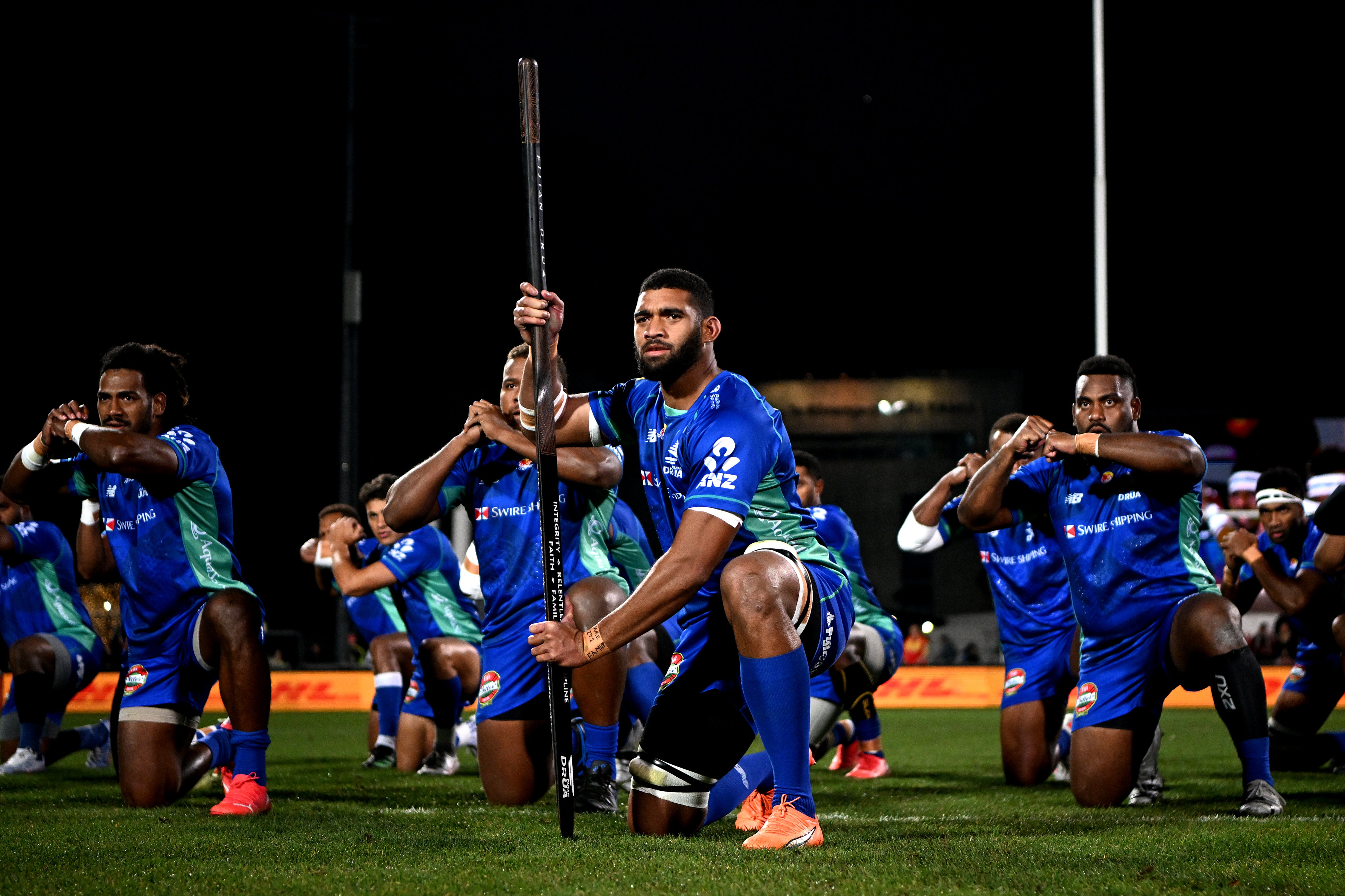 El capitán Meli Derenelagi (centro) condujo a los Fijian Drua a las semifinales de la competencia Super Rugby del Pacífico.