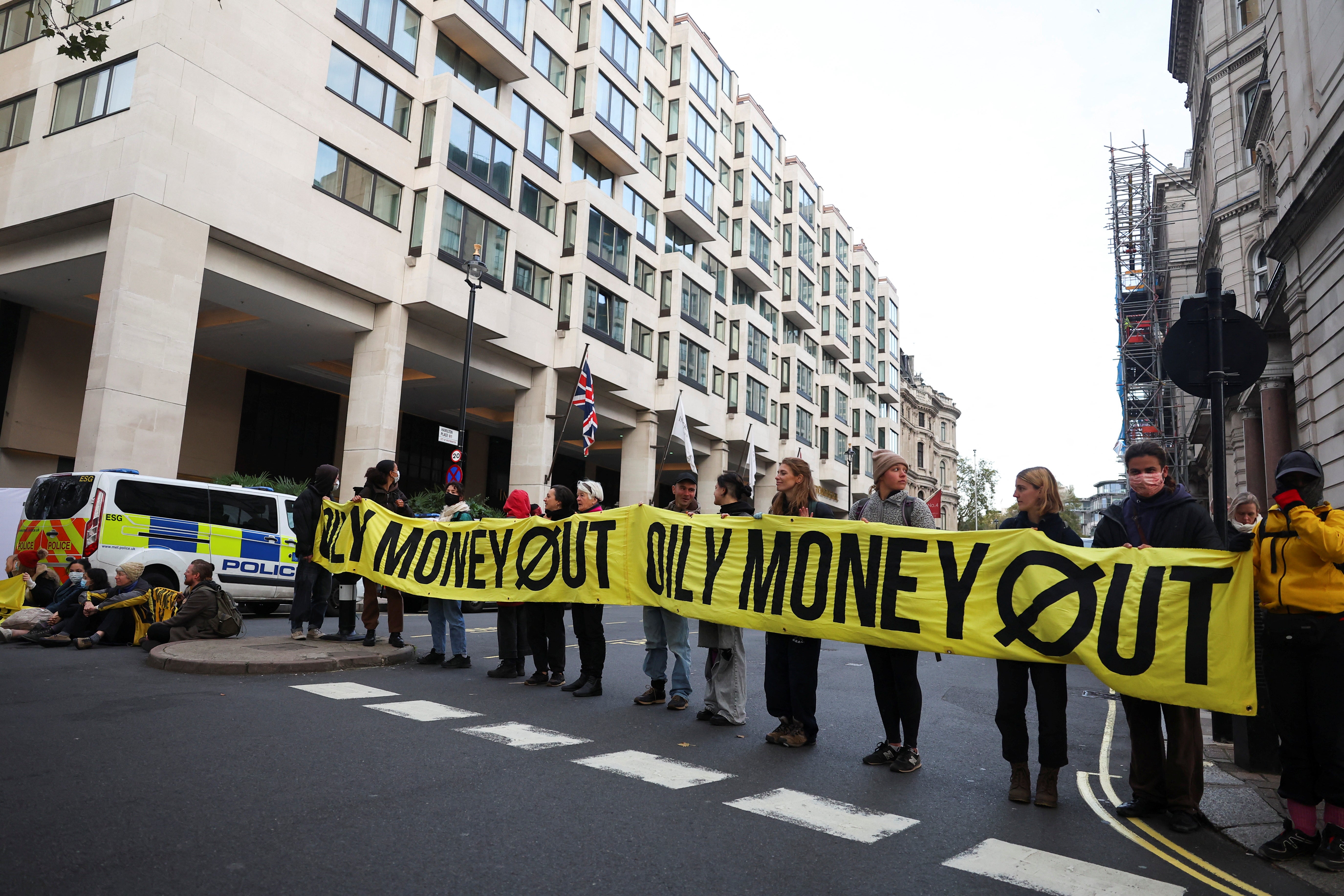 Manifestantes de Fossil Free London y Oily Money Out protestan mientras las empresas petroleras asisten al Foro de Inteligencia Energética en Londres.
