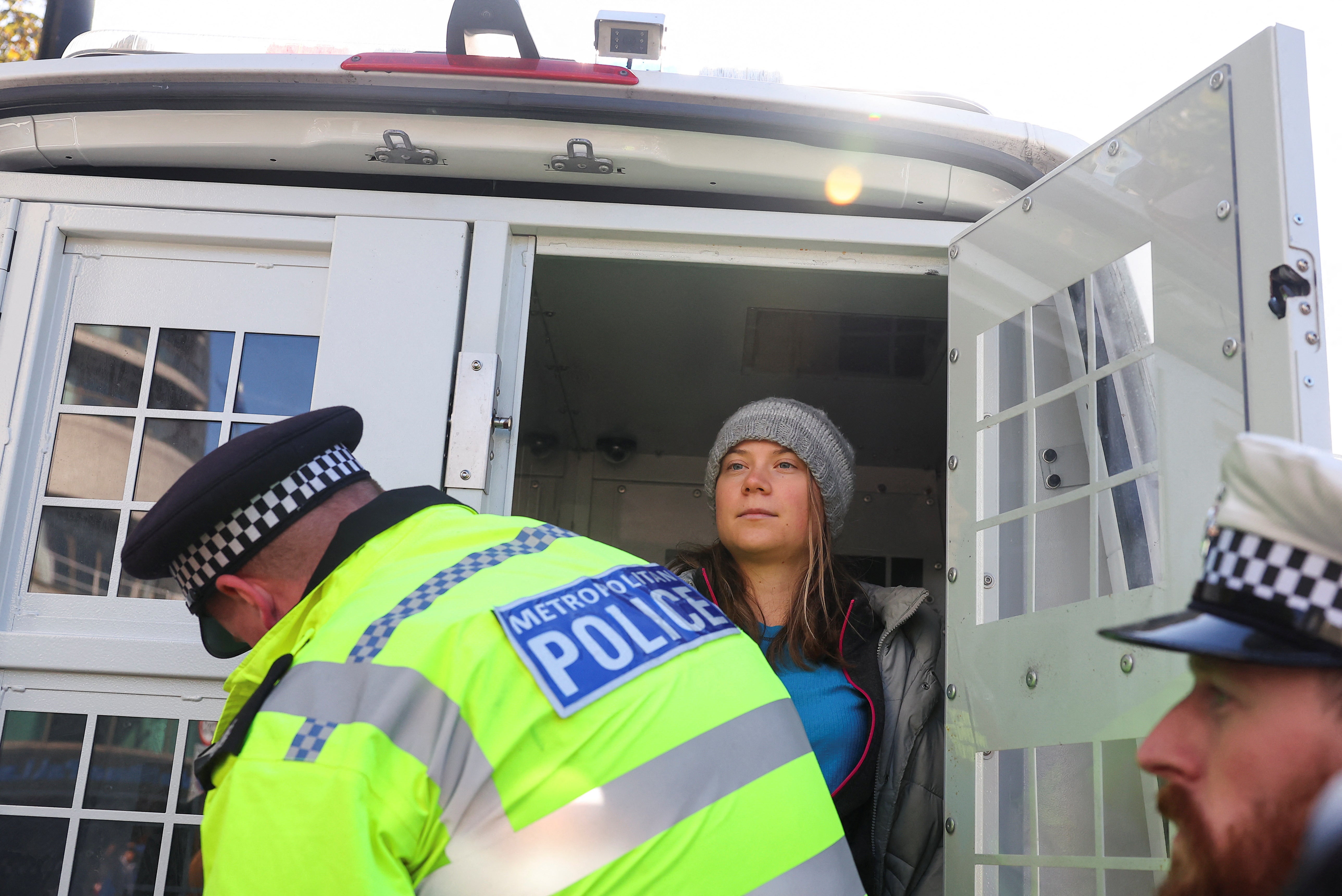 Arrestan y trasladan a la activista sueca Greta Thunberg a la parte trasera de una camioneta de la policía, durante una protesta contra el dinero petrolero en Londres.