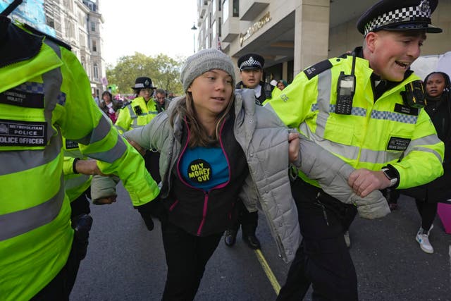 <p>Agentes de policía se llevan a la activista medioambiental Greta Thunberg durante la protesta “Oily Money Out” frente al Hotel InterContinental de Londres el martes. </p>