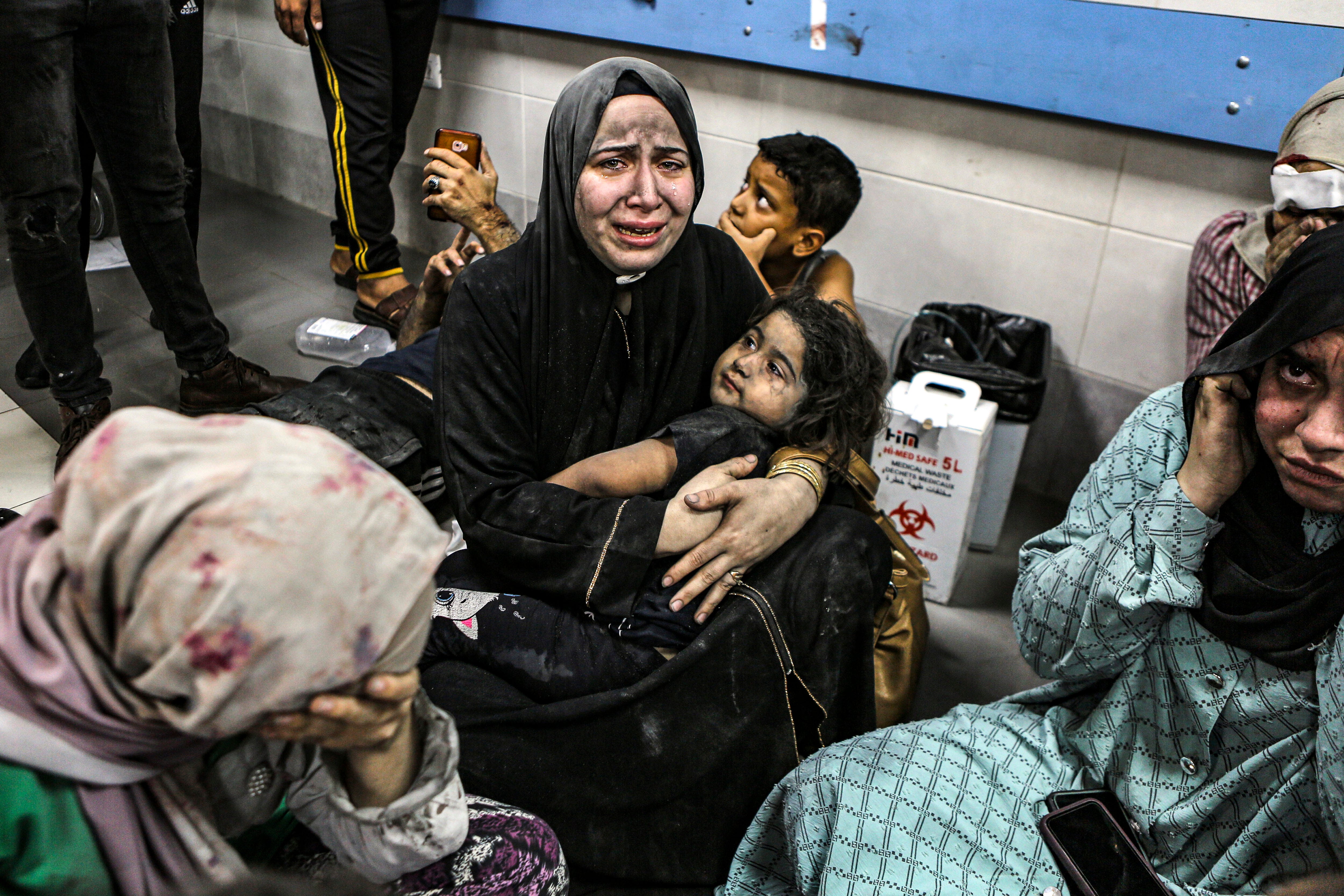 Palestinos heridos sentados en el hospital Al-Shifa de la ciudad de Gaza, en el centro de la Franja de Gaza, tras llegar del hospital Al-Ahli