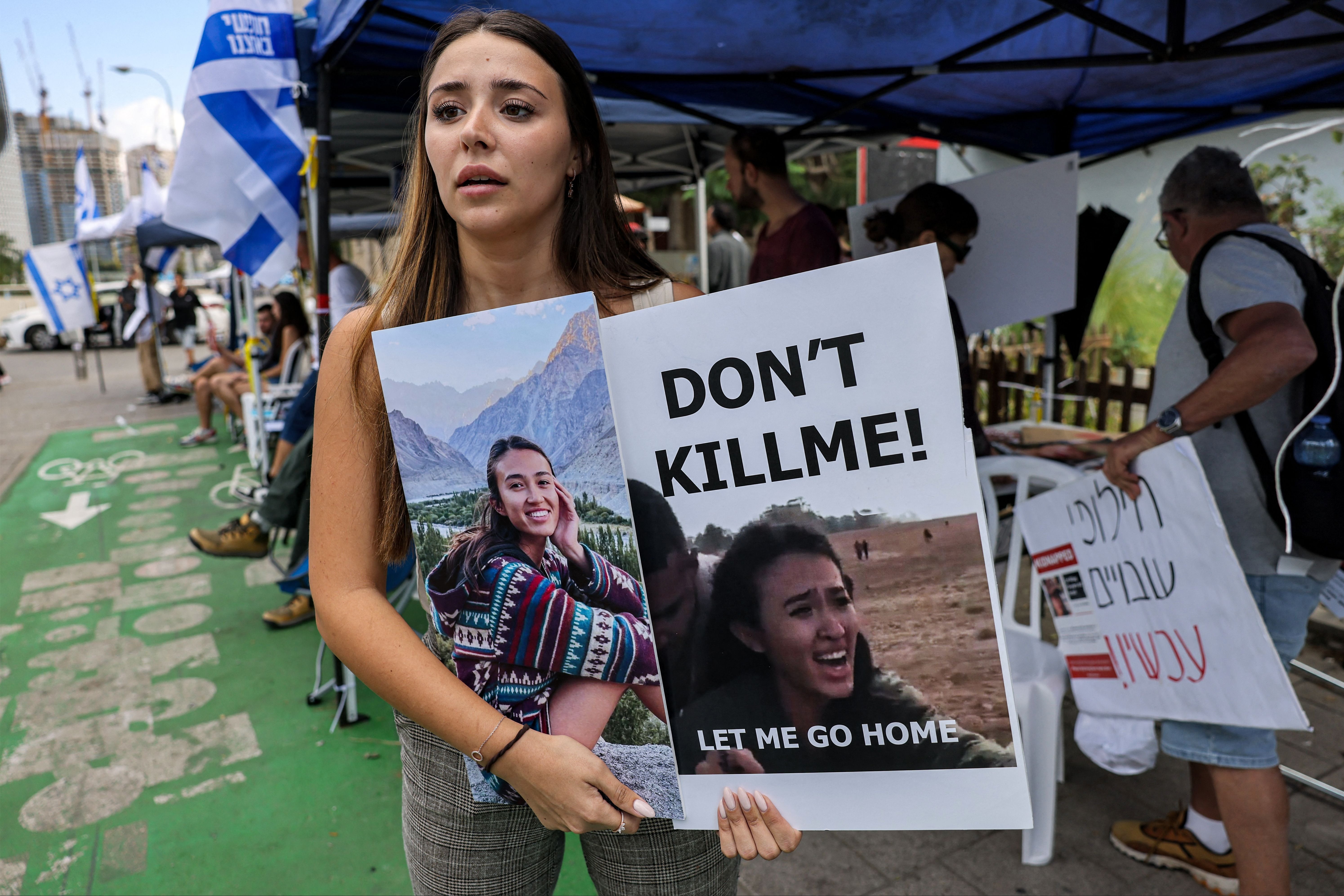 Una amiga de la estudiante israelí Noa Argamani, una de las rehenes israelíes que atrapó Hamás, sostiene un cartel con la cara de su amiga