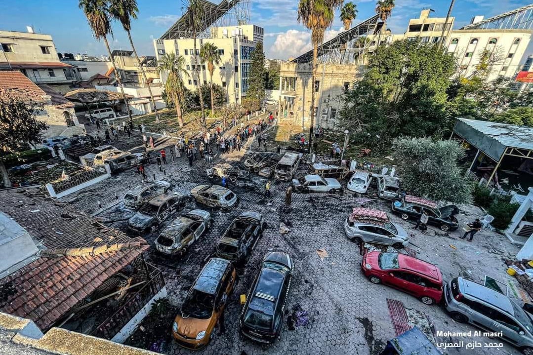 Una foto tomada en Gaza muestra las consecuencias de un incendio en el estacionamiento del hospital Ahli Arab