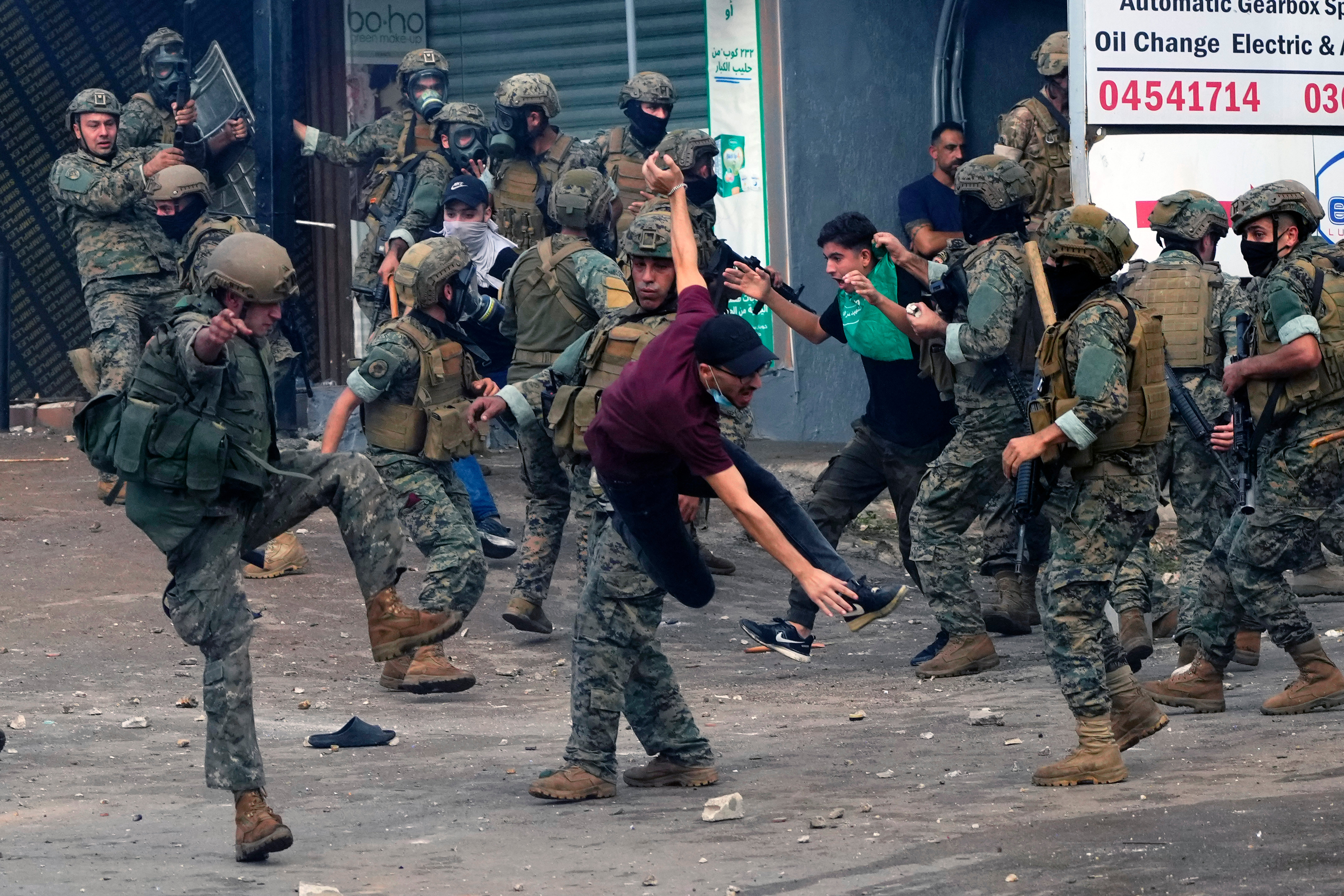 Soldados del ejército libanés se pelean con manifestantes durante una protesta en solidaridad con el pueblo palestino