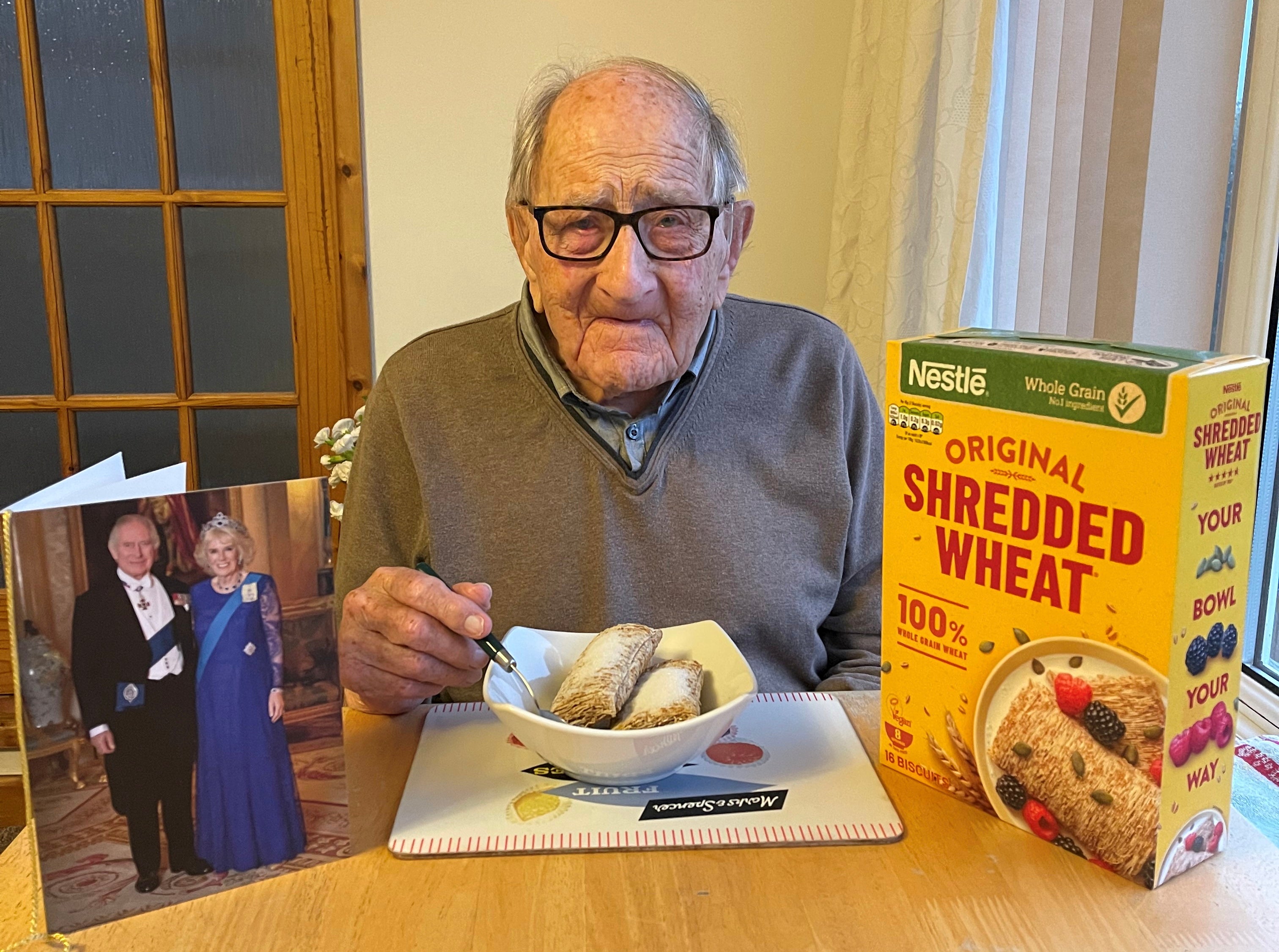 Leonard Howes y su plato de Shredded Wheat (trigo triturado)