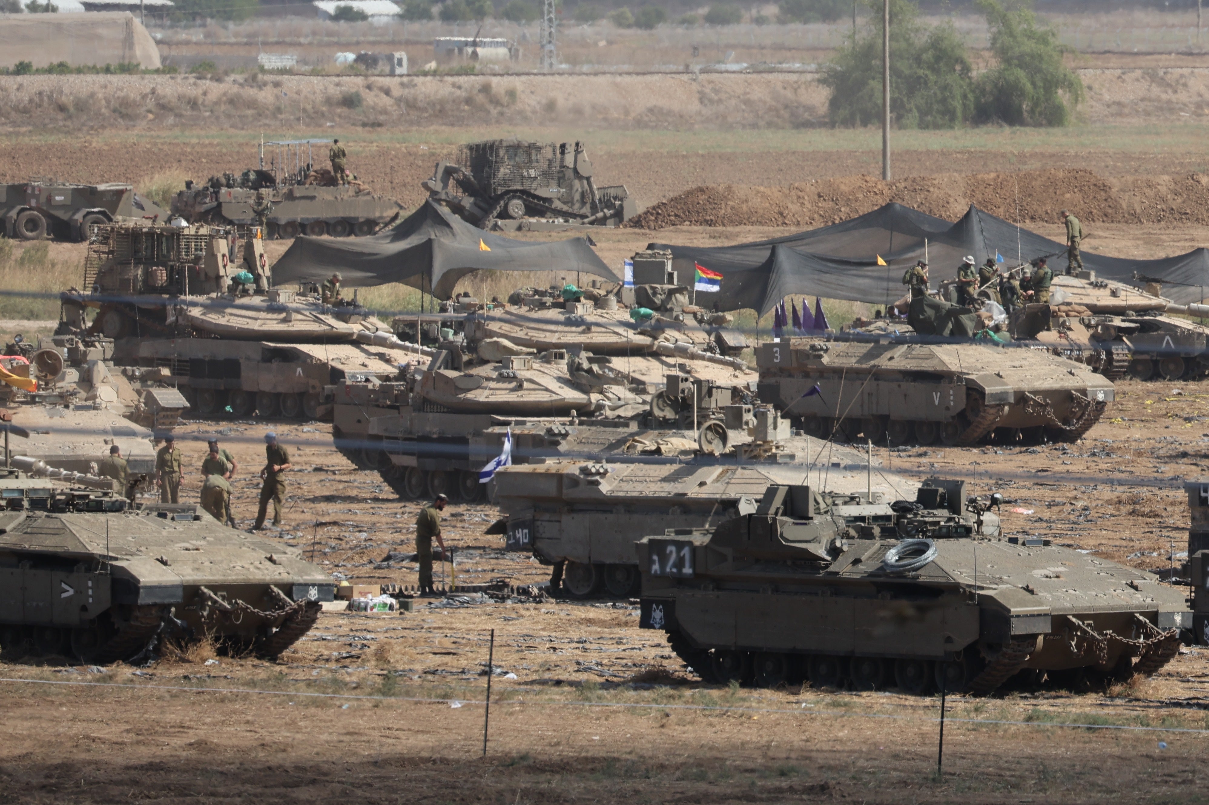 Soldados israelíes se preparan para una maniobra terrestre cerca de la frontera de Gaza
