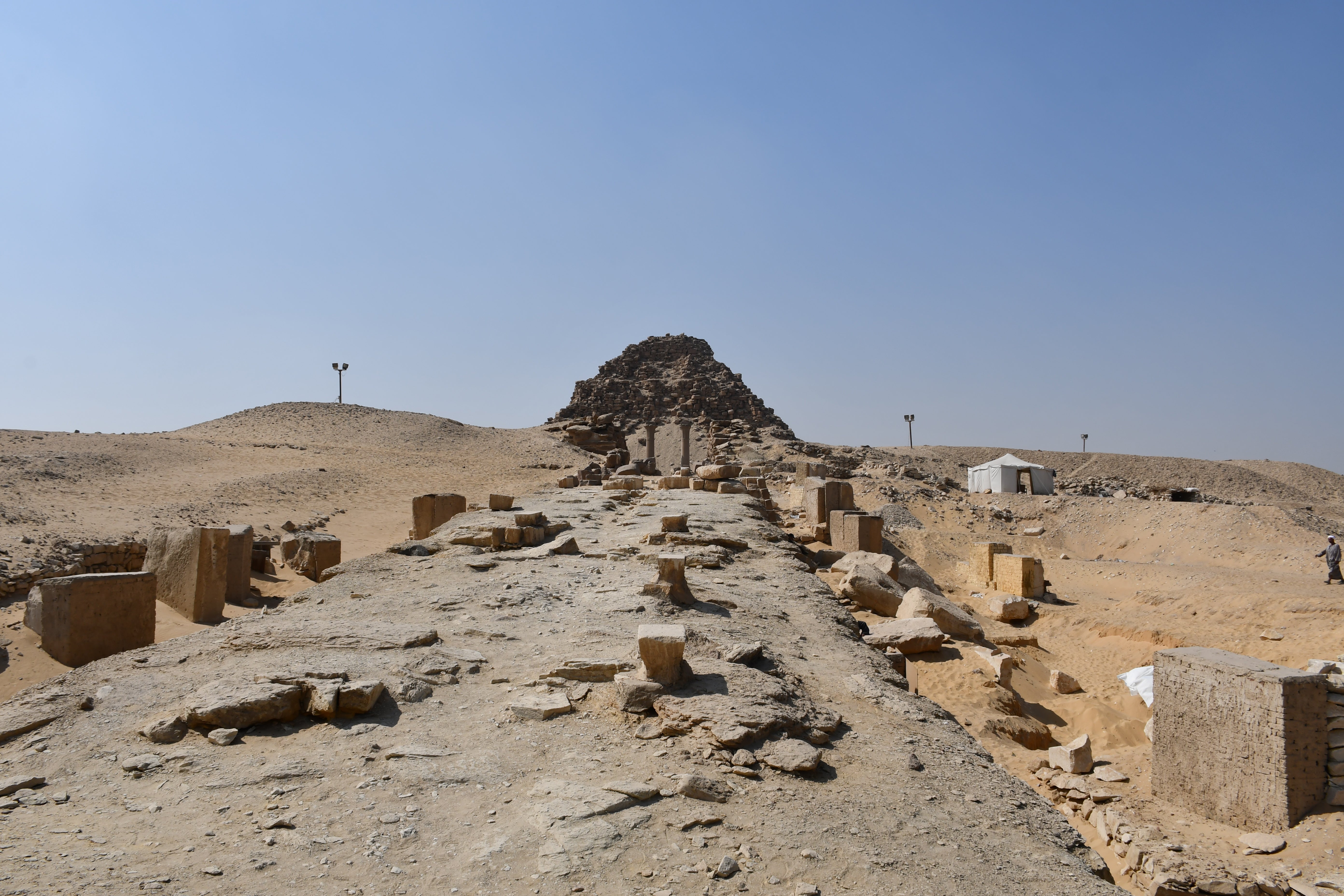 Vista general del complejo piramidal de Sahura en Abusir
