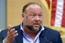 Prohíben a Alex Jones acogerse a bancarrota para evitar pago a familias de víctimas de masacre