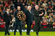 Jugadores y aficionados del Manchester United rinden tributo a Bobby Charlton