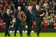 Jugadores y aficionados del Manchester United rinden tributo a Bobby Charlton
