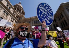 Aumentan los condados de Texas que intentan impedir que la gente viaje en carretera para abortar