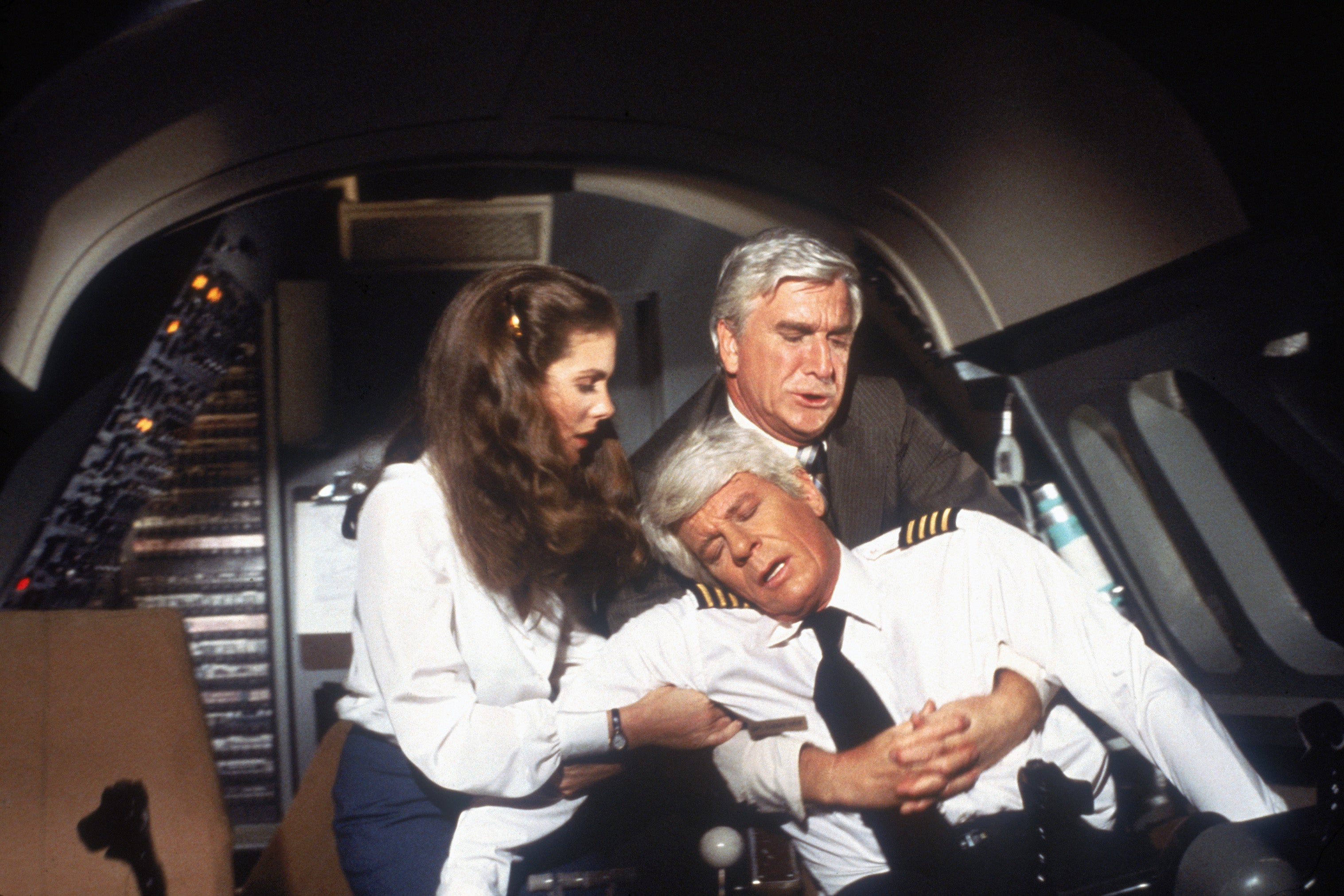 Cuando todos pierden la cabeza, Leslie Nielsen sigue impasible: escena de ‘¿Y dónde está el piloto?’ con Julie Hagerty y Peter Graves