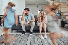Por qué los padres anticipan sentir más estrés este verano