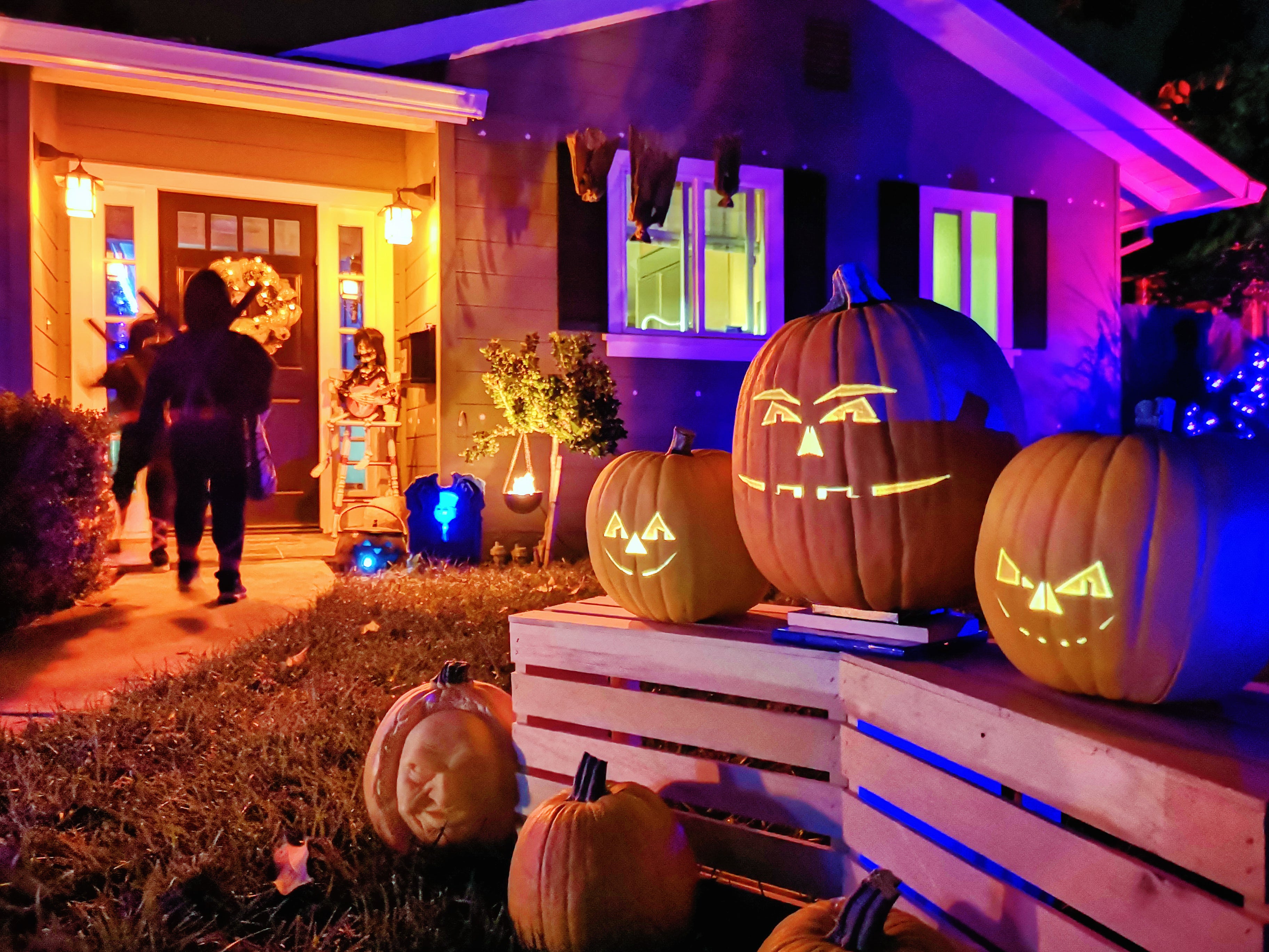Niños pidiendo dulces en la noche de Halloween