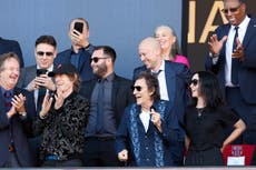 Barcelona porta camisetas de los Rolling Stones en "El Clásico" frente a Mick Jagger