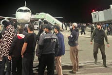 Multitud irrumpe en aeropuerto ruso para protestar contra vuelo procedente de Israel