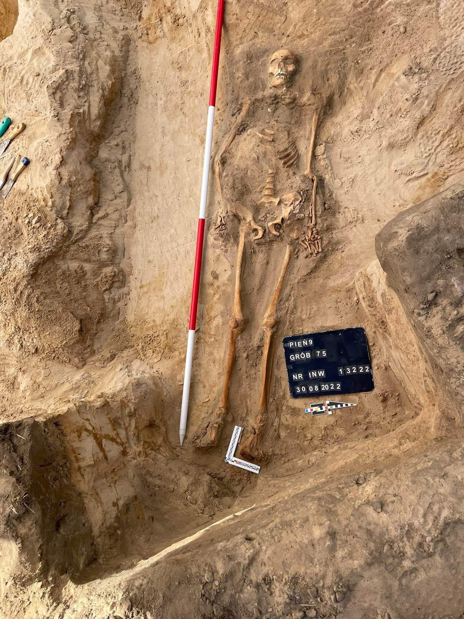En Pien, descubren el esqueleto de una joven sepultada con un candado en el pie y una hoz en el cuello, medidas tomadas para evitar que “resucitara”