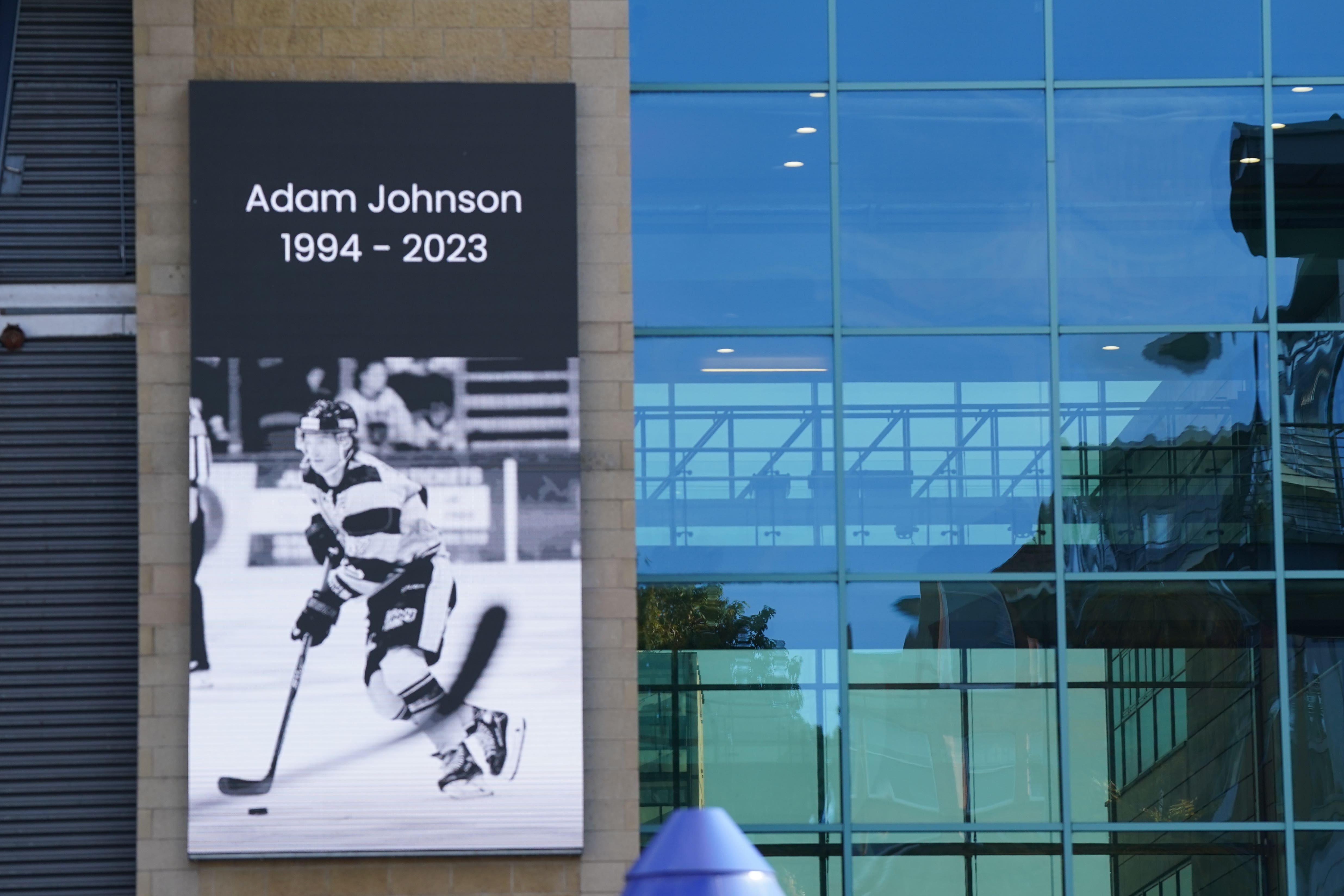Se han rendido homenajes en el exterior del Motorpoint Arena de Nottingham tras la muerte del jugador de los Panthers