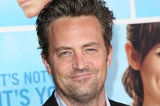 Exprometida de Matthew Perry rinde homenaje a la estrella de ‘Friends’: “Me alivia saber que estás en paz”