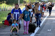 Caravana con unos 5.000 migrantes avanza lentamente por el sur de México
