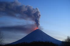 El volcán activo más alto de Eurasia entra en erupción y expulsa cenizas sobre Kamchatka, Rusia