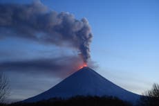 El volcán activo más alto de Eurasia entra en erupción y expulsa cenizas sobre Kamchatka, Rusia