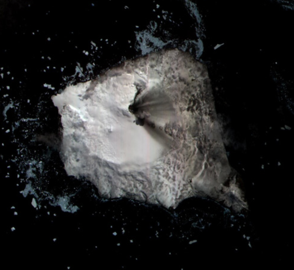 Científicos hallan ‘lago de fuego’ descubierto en la cima de un volcán inexplorado