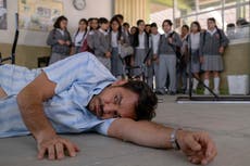 Reseña: En “Radical” un maestro heterodoxo triunfa en una ciudad violenta de México