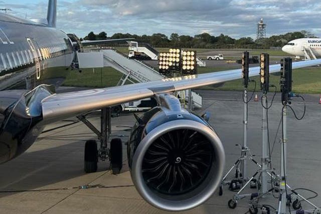 <p>Se colocaron luces de alta potencia cerca del avión durante una filmación. </p>