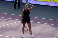 Sabalenka finaliza encuentro interrumpido por la lluvia y vence a Rybakina en Finales de WTA