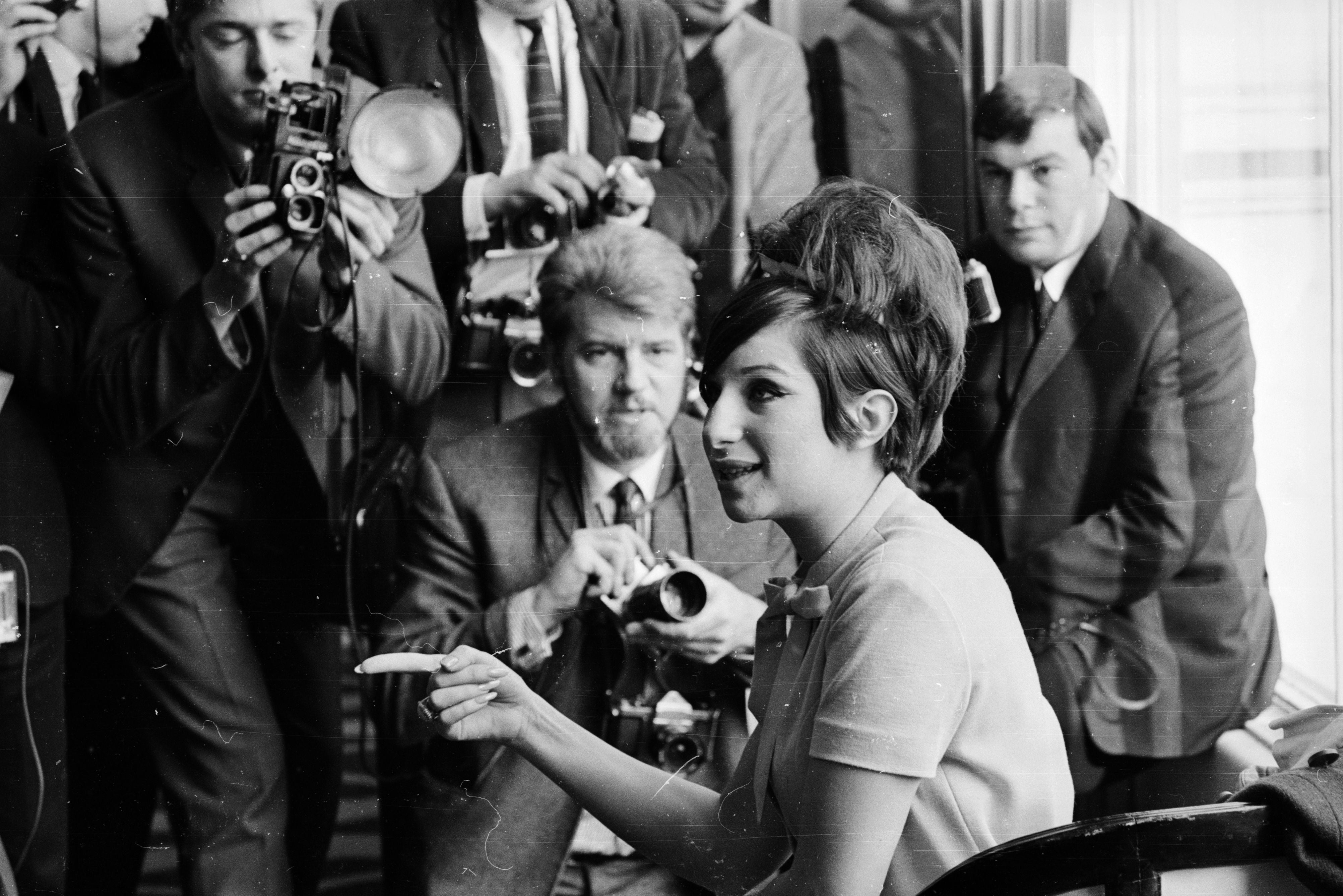 Streisand rodeada de fotógrafos de prensa en 1965