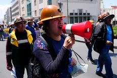 Miles de mineros marchan en reclamo de más áreas para explotar oro en Bolivia