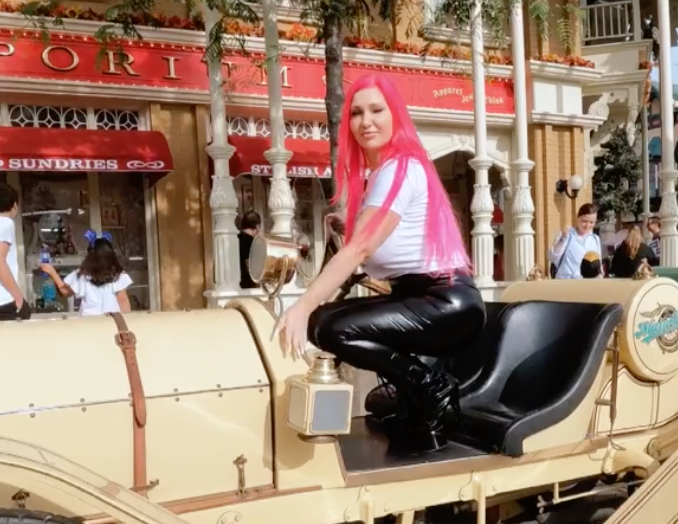 Modelo de OnlyFans causa polémica por grabar vídeos en Disney de París