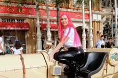 Modelo de OnlyFans causa polémica por grabar vídeos en Disney de París