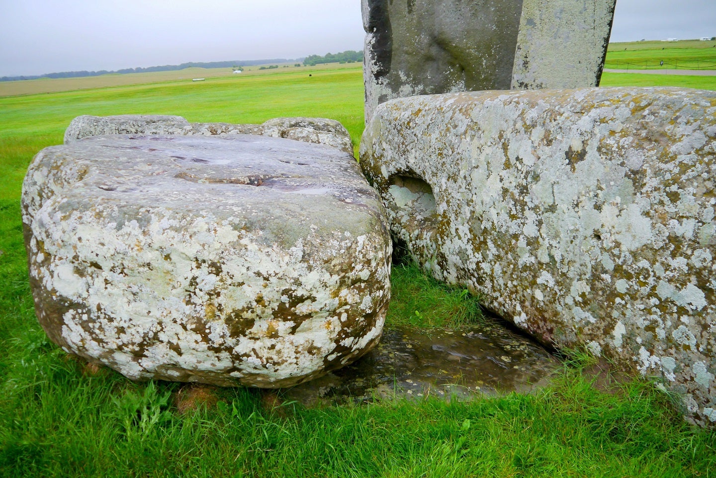 La Piedra del Altar en Stonehenge, debajo de dos piedras sarsen más grandes