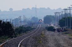 Presidente mexicano exige a empresas de ferrocarriles de carga que transporten pasajeros