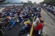 Migrantes levantan el bloqueo en la frontera sur de México y se divide la caravana
