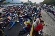 Migrantes levantan el bloqueo en la frontera sur de México y se divide la caravana