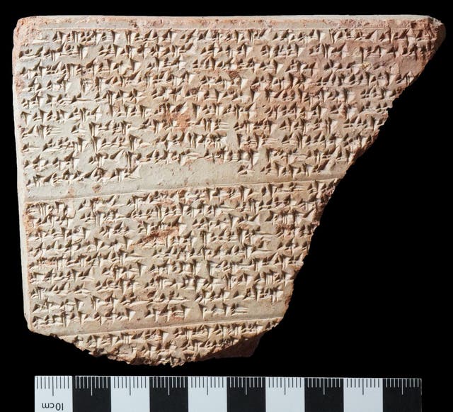 <p>Fragmento de texto ritual hitita en escritura cuneiforme hallado en la capital hitita, Hattusa/Bogazköy</p>