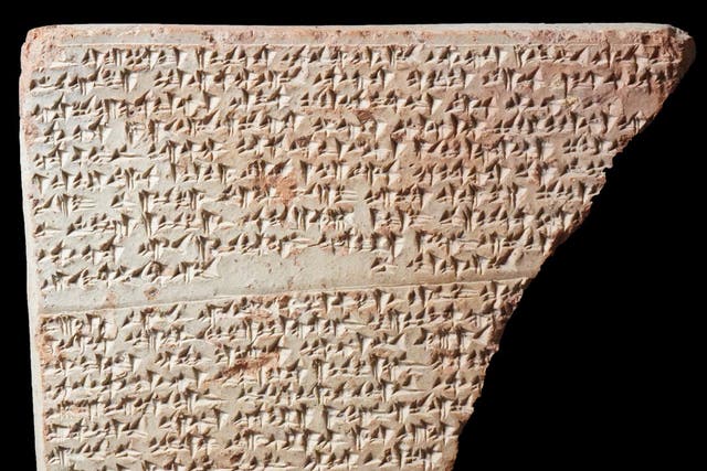 <p>Fragmento de texto ritual hitita en escritura cuneiforme hallado en la capital hitita, Hattusa/Bogazköy</p>