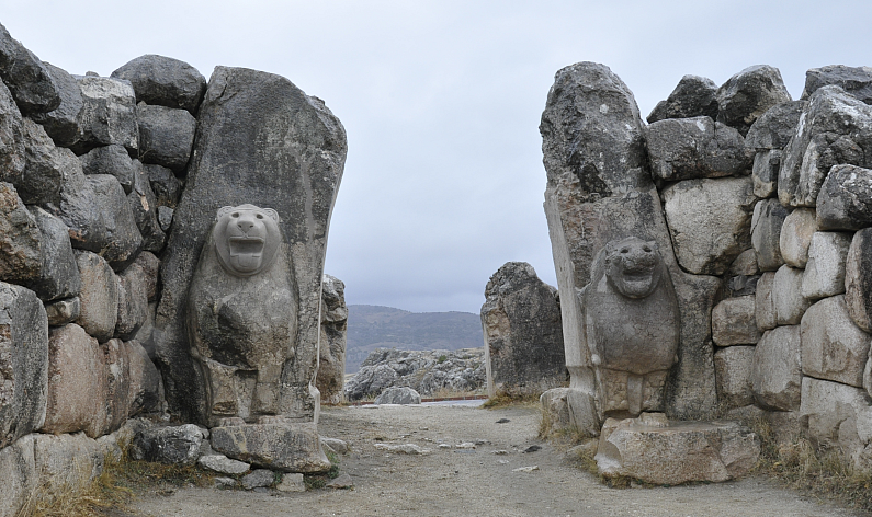 Se conserva una de las puertas de la ciudad de Hattusa: los dos leones de piedra se colocaron en ese lugar para ahuyentar el mal; al igual que los textos religiosos recién descubiertos, su función era proteger a la población
