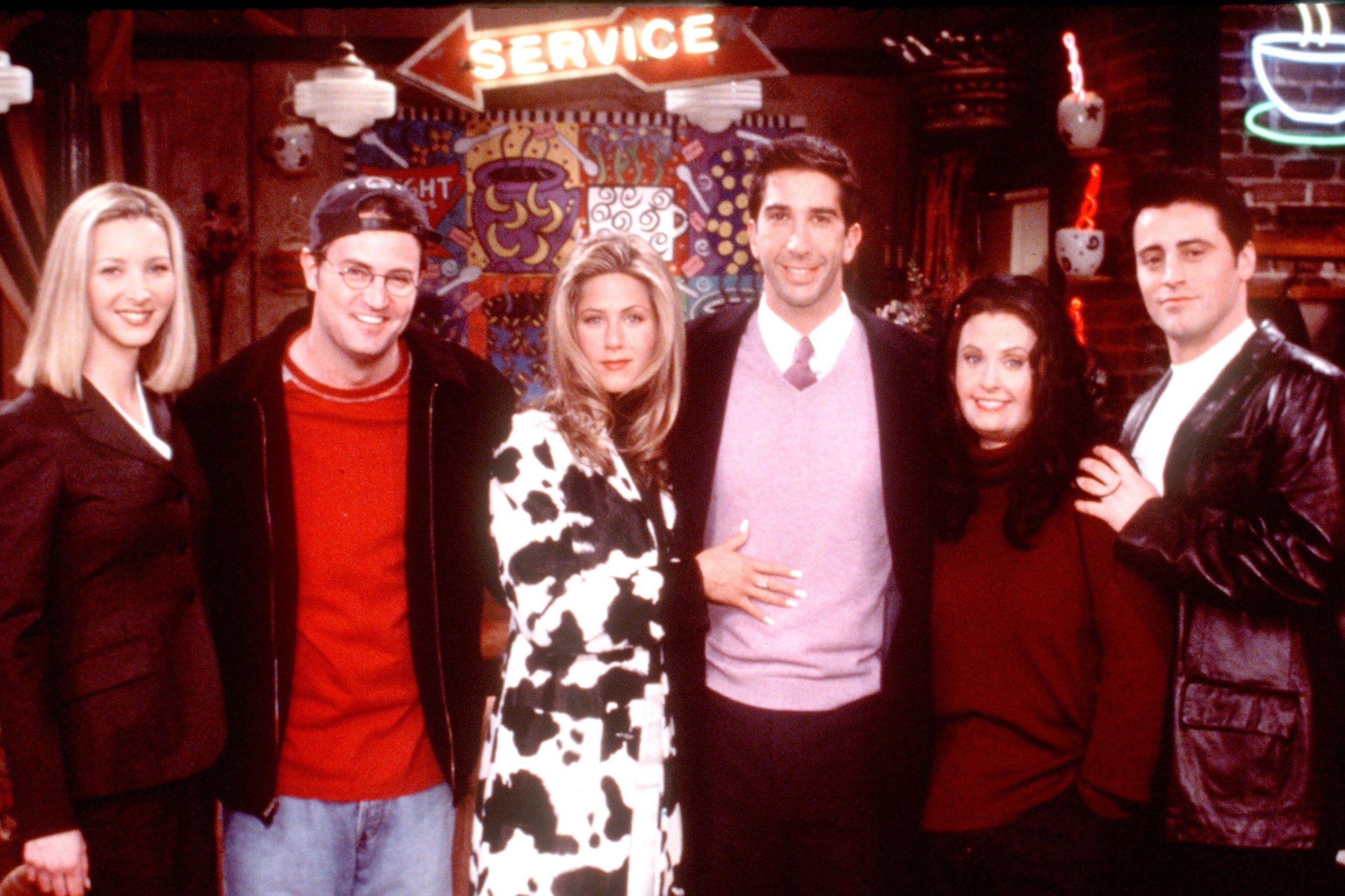 Perry fotografiado junto a sus compañeros de elenco en una imagen para promover la popular serie de televisión