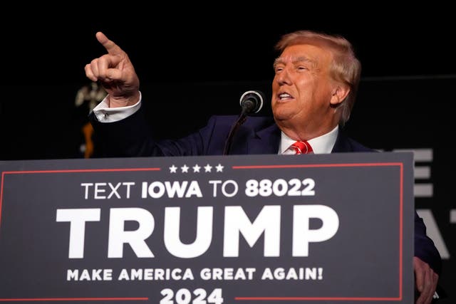 <p>Donald Trump hace campaña para ganar la nominación del Partido Republicano de 2024, en un acto electoral en Iowa. </p>