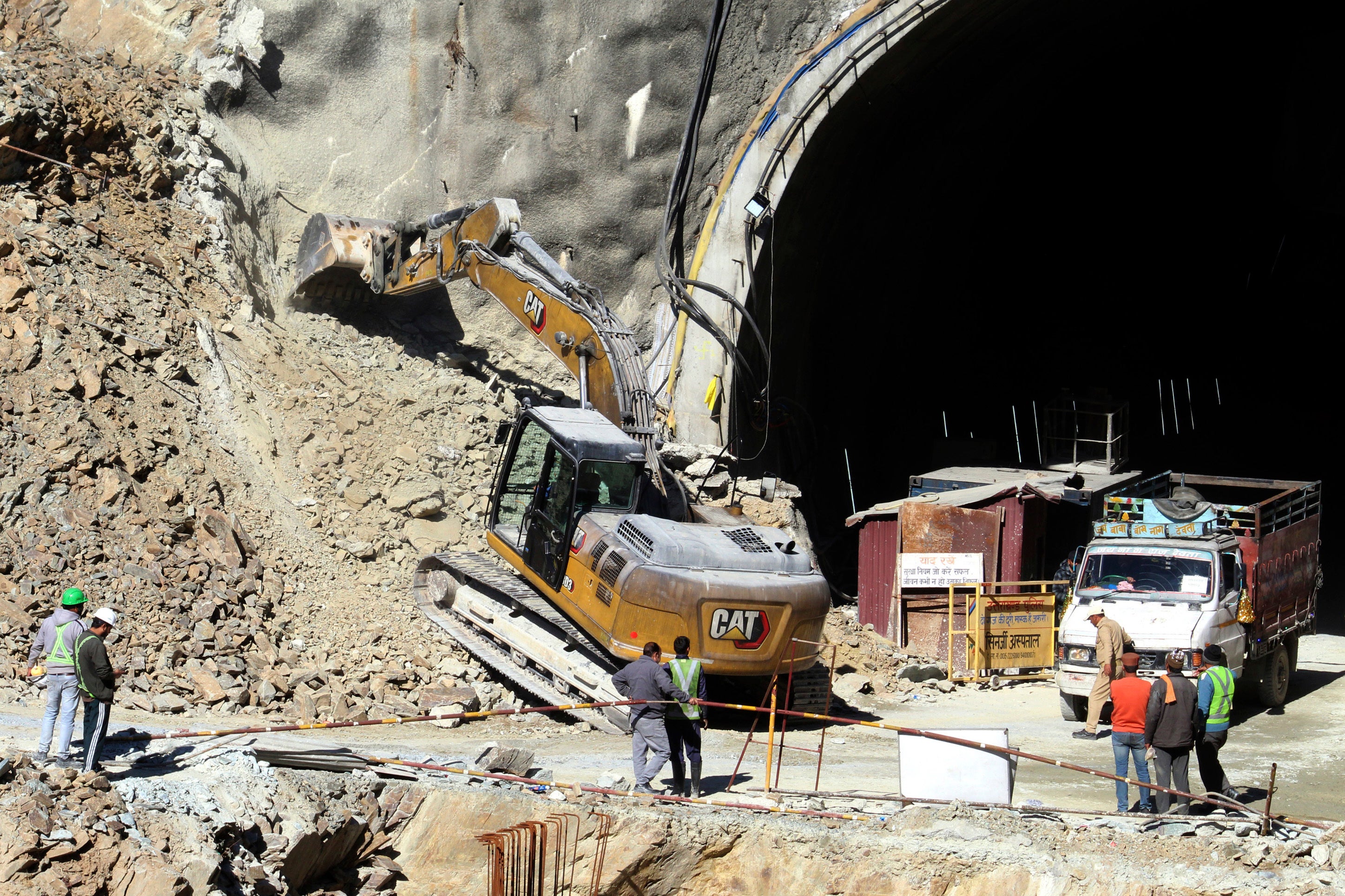 INDIA-TÚNEL COLAPSADO