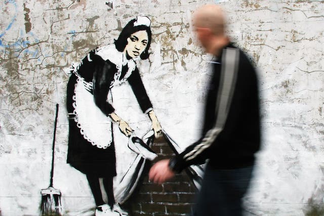 <p>Una de las obras más famosas de Banksy, <em>Sweeping It Under The Carpet</em>, a pedido de <em>The Independent</em> en 2006</p>