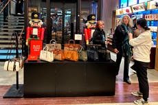 Minoristas se preparan para iniciar el Black Friday justo cuando compradores reducen gastos